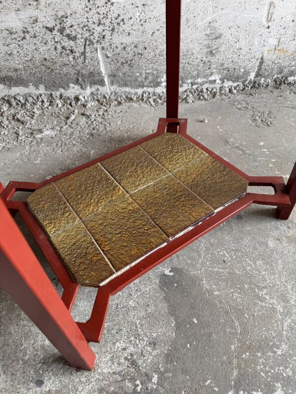 Table d'appoint vintage en métal rouge terre cuite avec surfaces en carreaux de céramique émaillée brun-vert