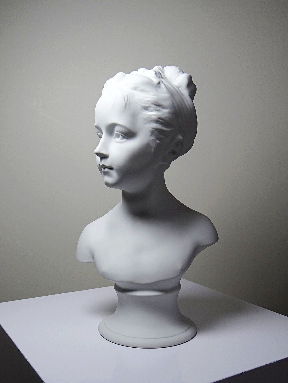 Bust of Louise Brongniart after Houdon, white biscuit Tharaud Limoges 20th century.