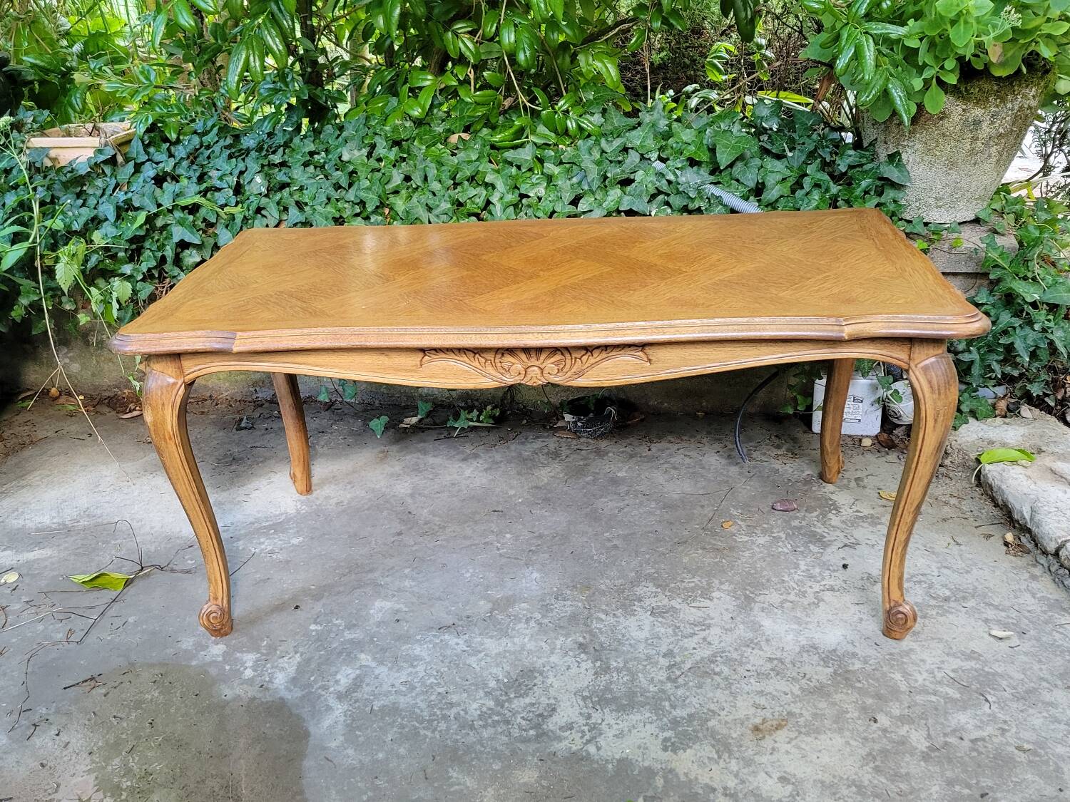 Louis XV coffee table in oak and cherry marquetry.