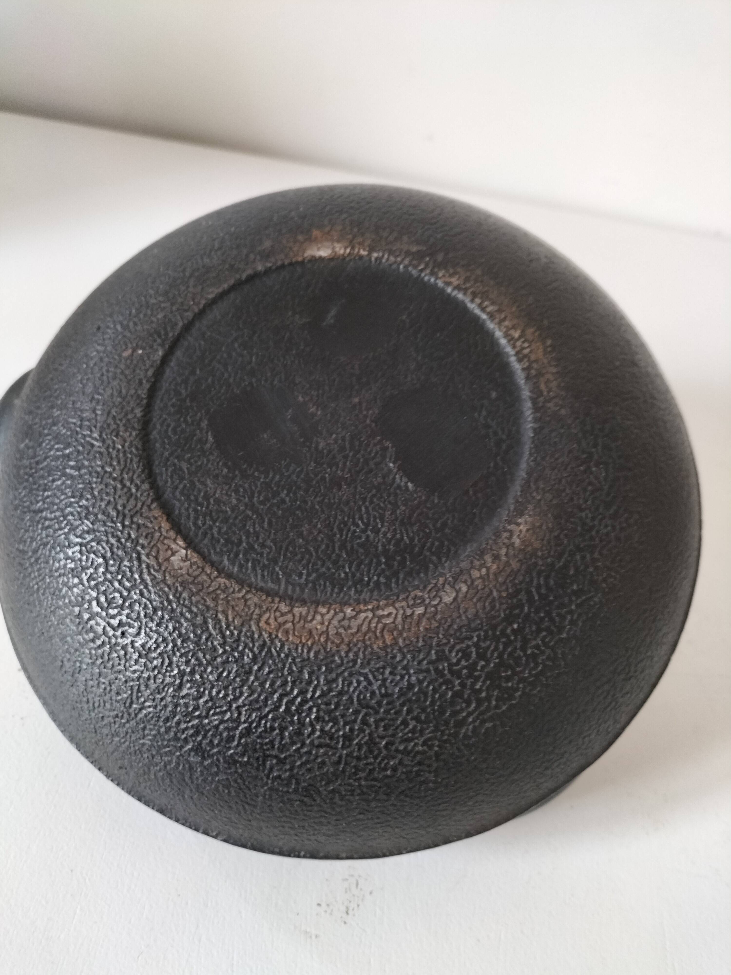 Black grooved cast iron teapot – Japanese Zen style