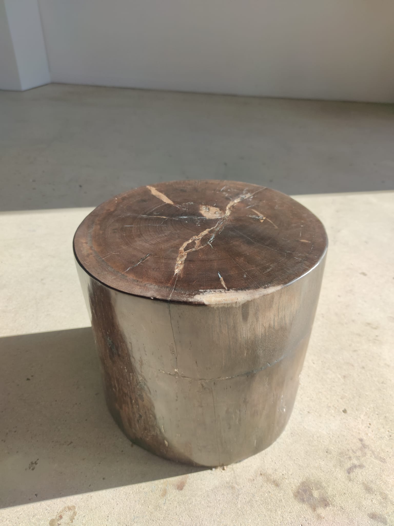 Table d'appoint en bois pétrifié couleur marron glacé - H:34cm D:35cm