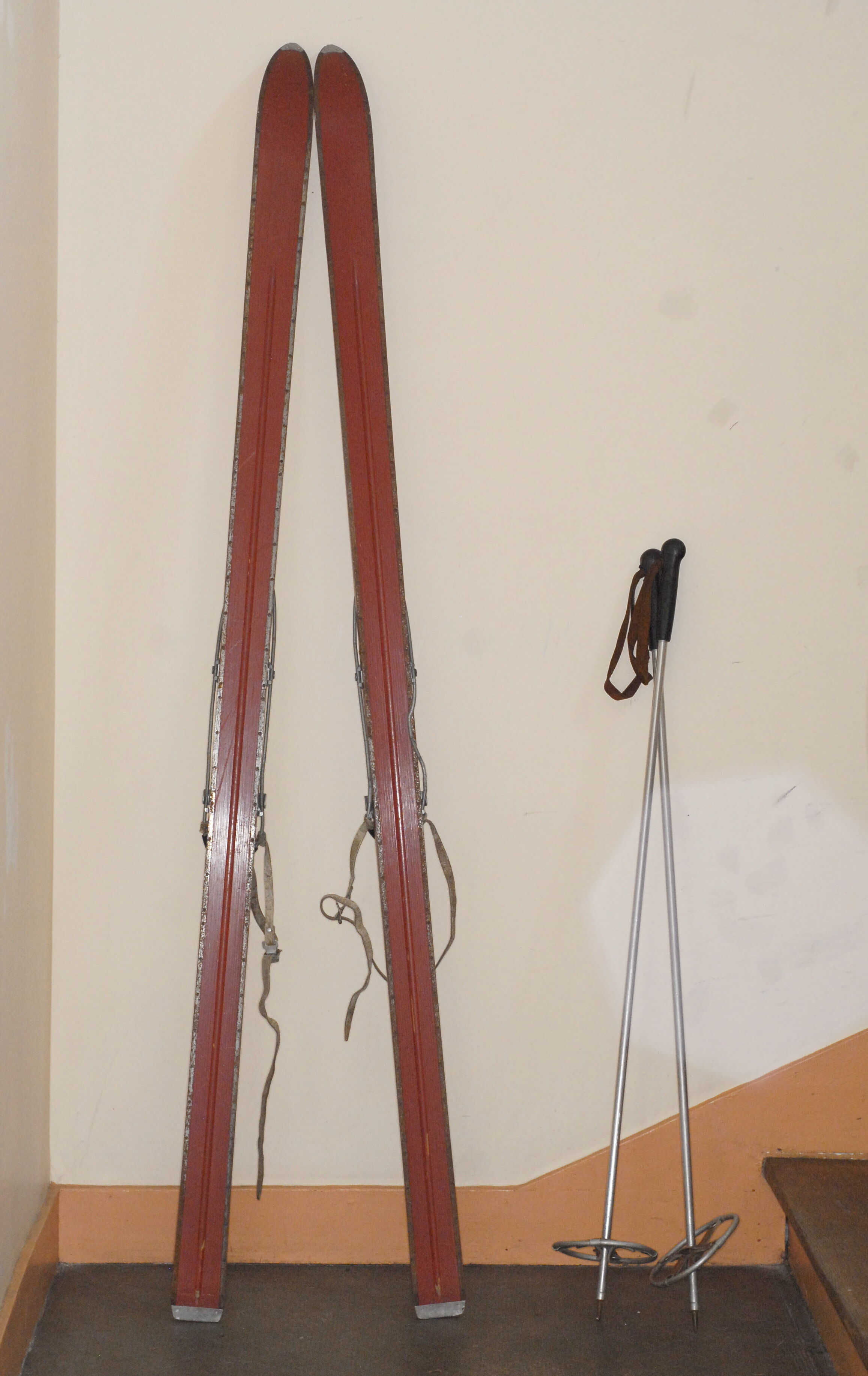 Pair of Skis Rossignol vintage in Hickory with his sticks in dural - 40-50 years