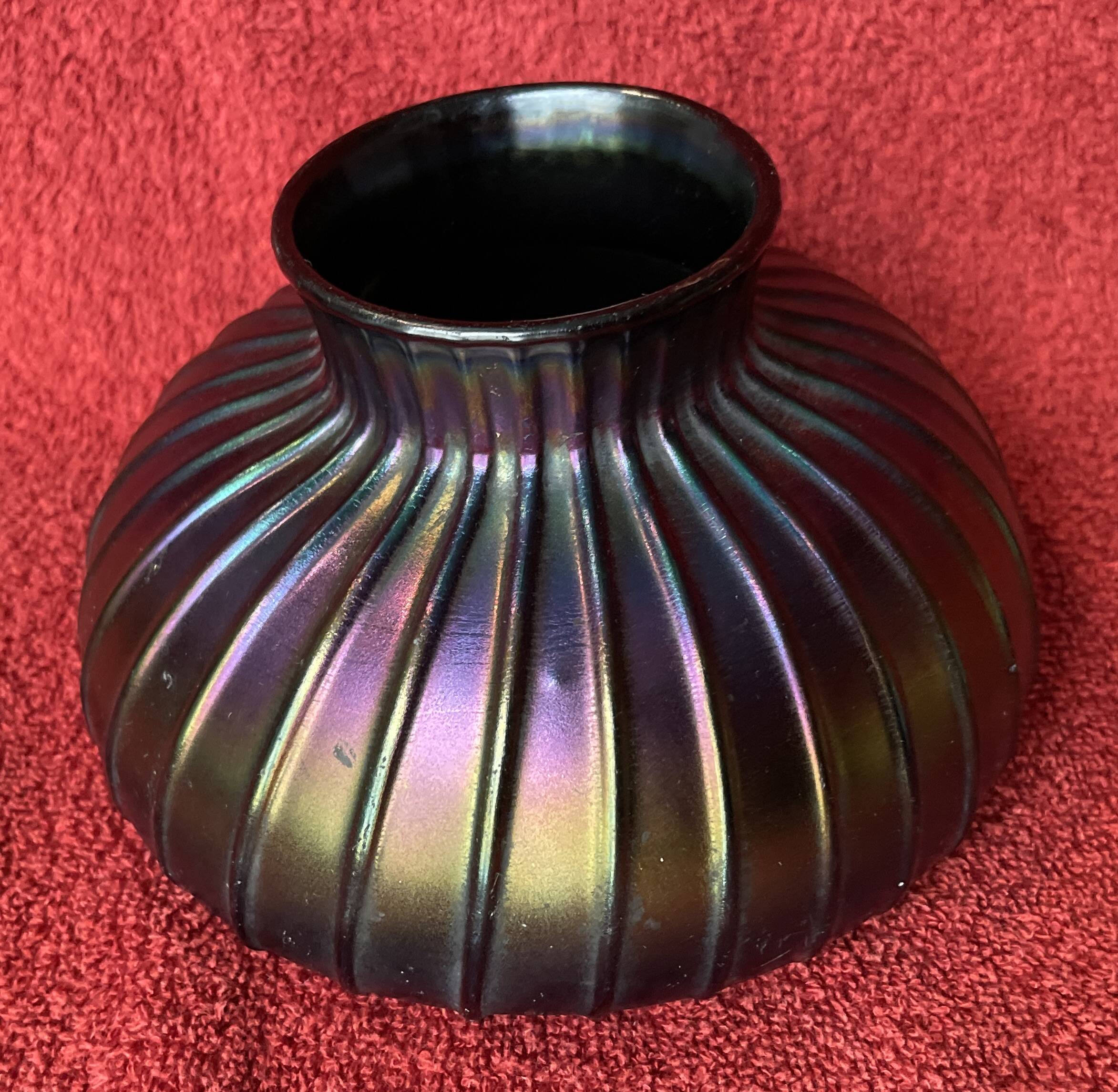 Vase with flat ribbed iridescent glass "peacock feather"