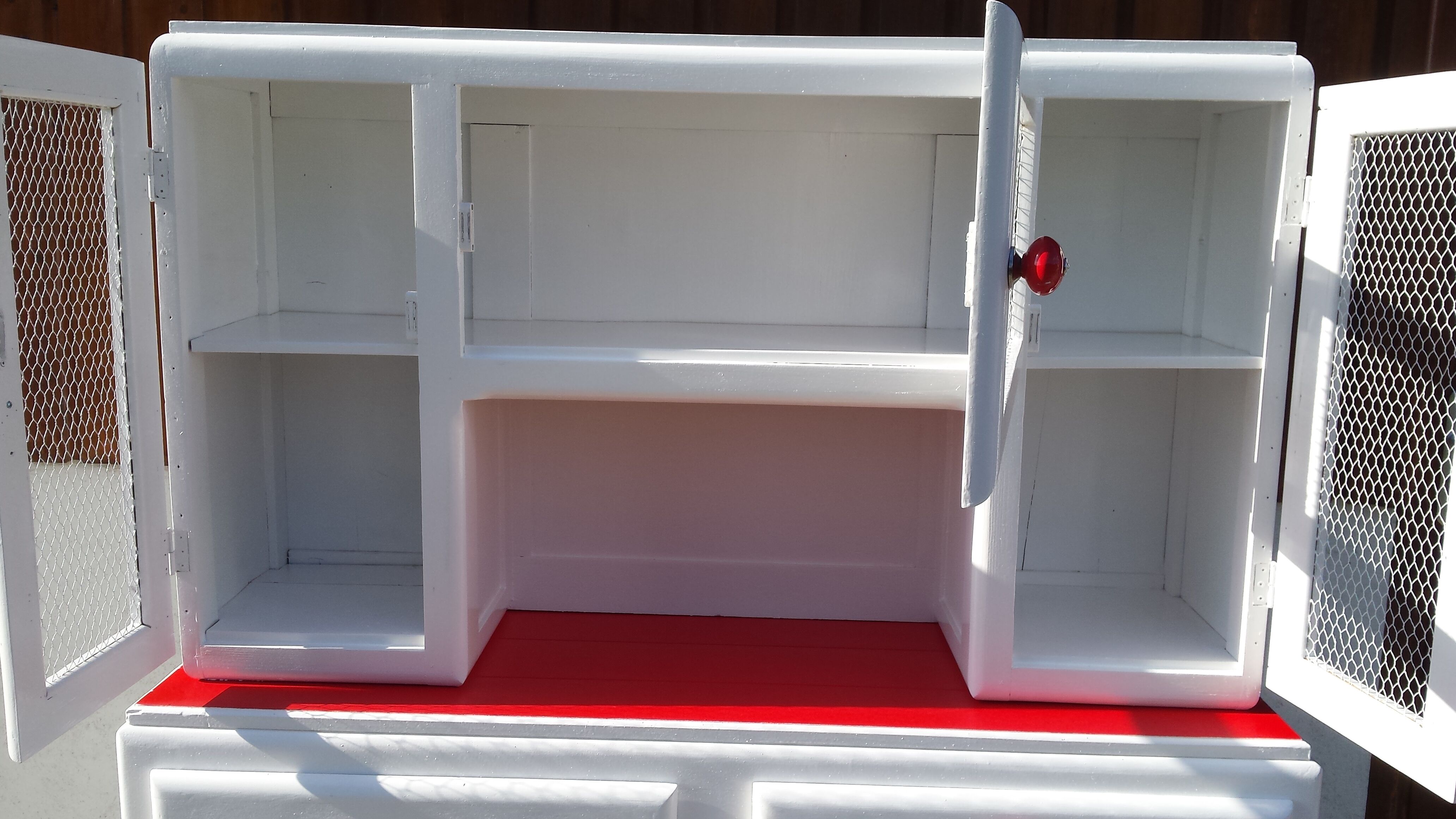 White mado buffet, red handles and tray, hen grill