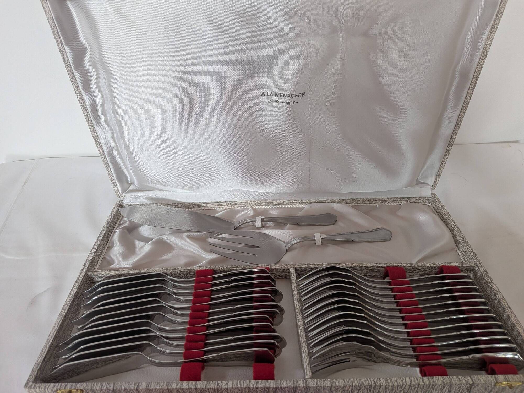 Vintage 26-piece stainless steel cutlery set with case – À La Ménagère