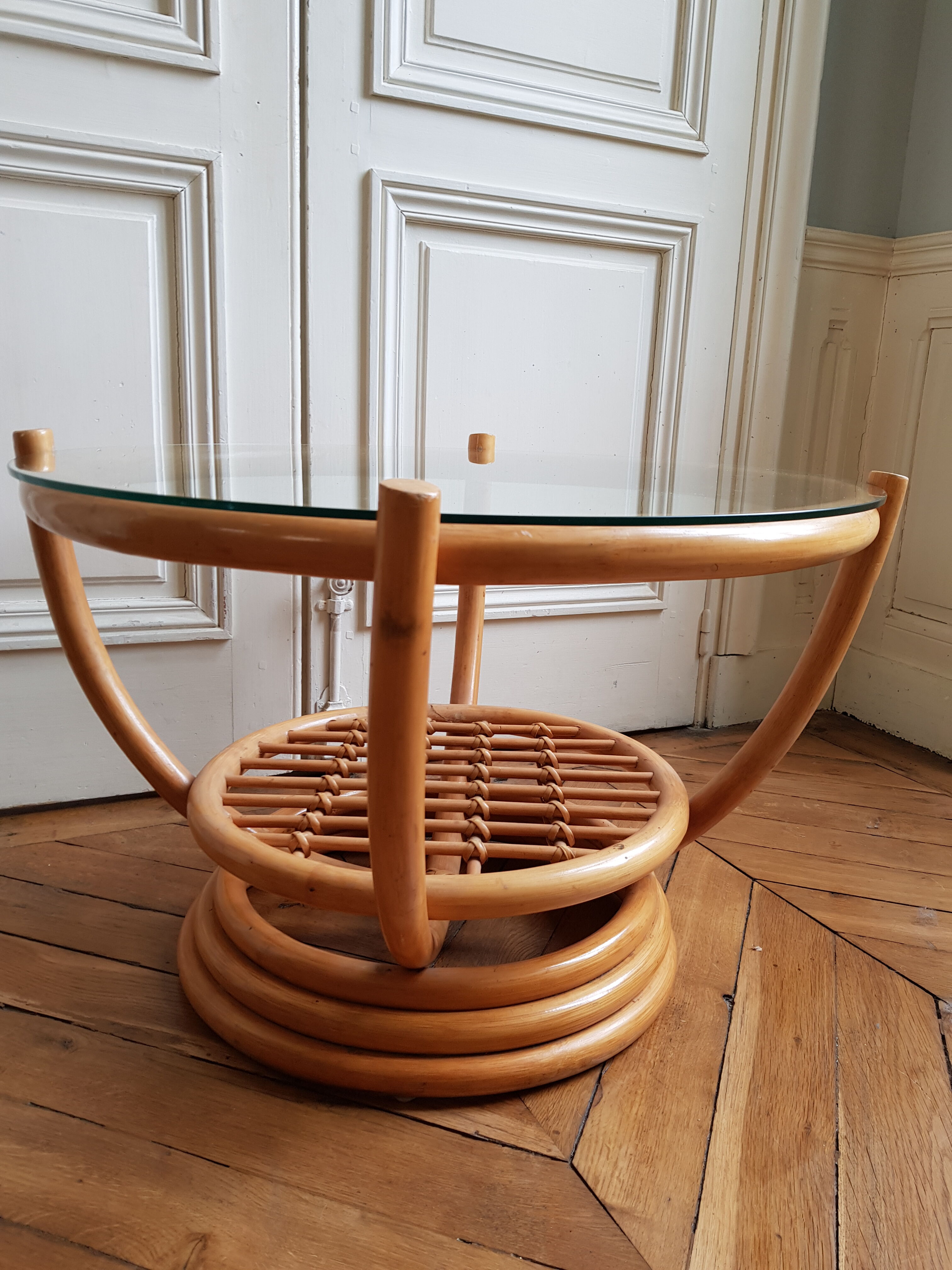 Table basse en rotin avec plateau en verre