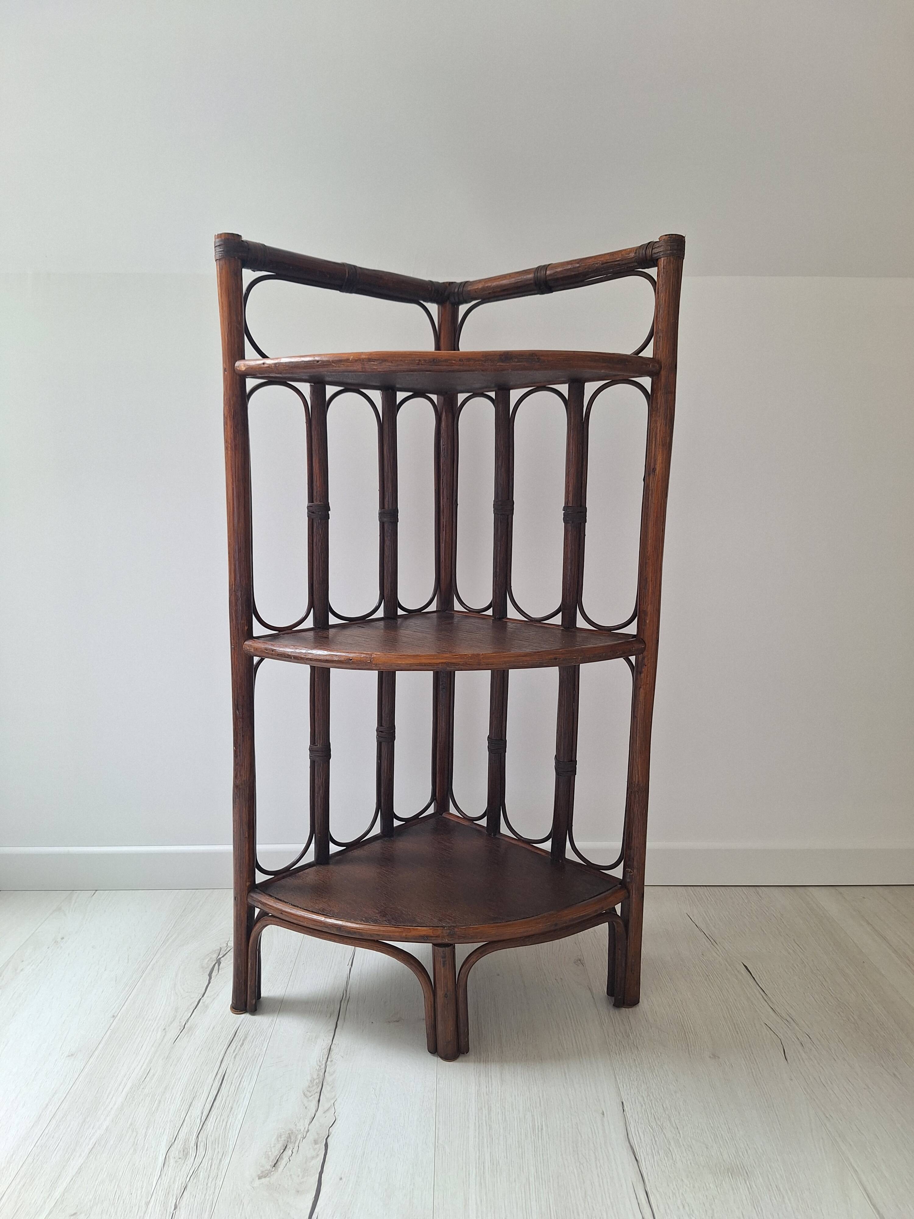 Etagère d'angle en rotin