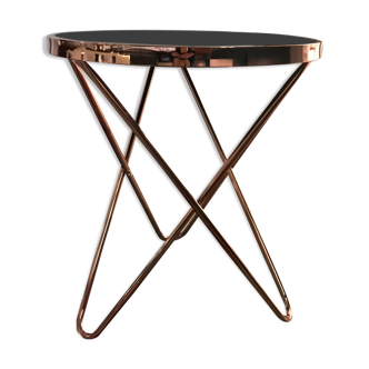 Table d'appoint ronde, pieds aspect cuivre de belle manufacture , elle était toujours protégée par un tissus