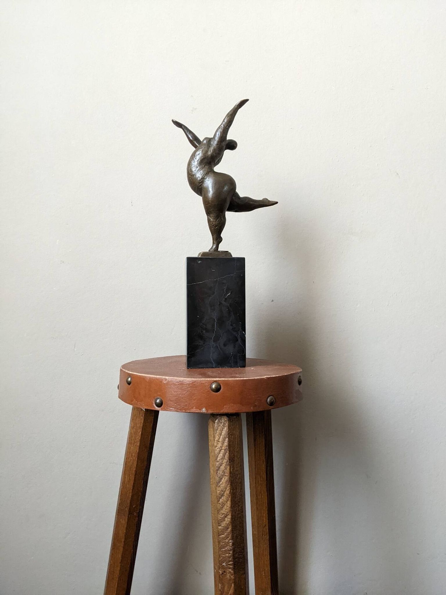 Sculpture contemporaine sur socle en marbre