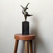 Sculpture contemporaine sur socle en marbre
