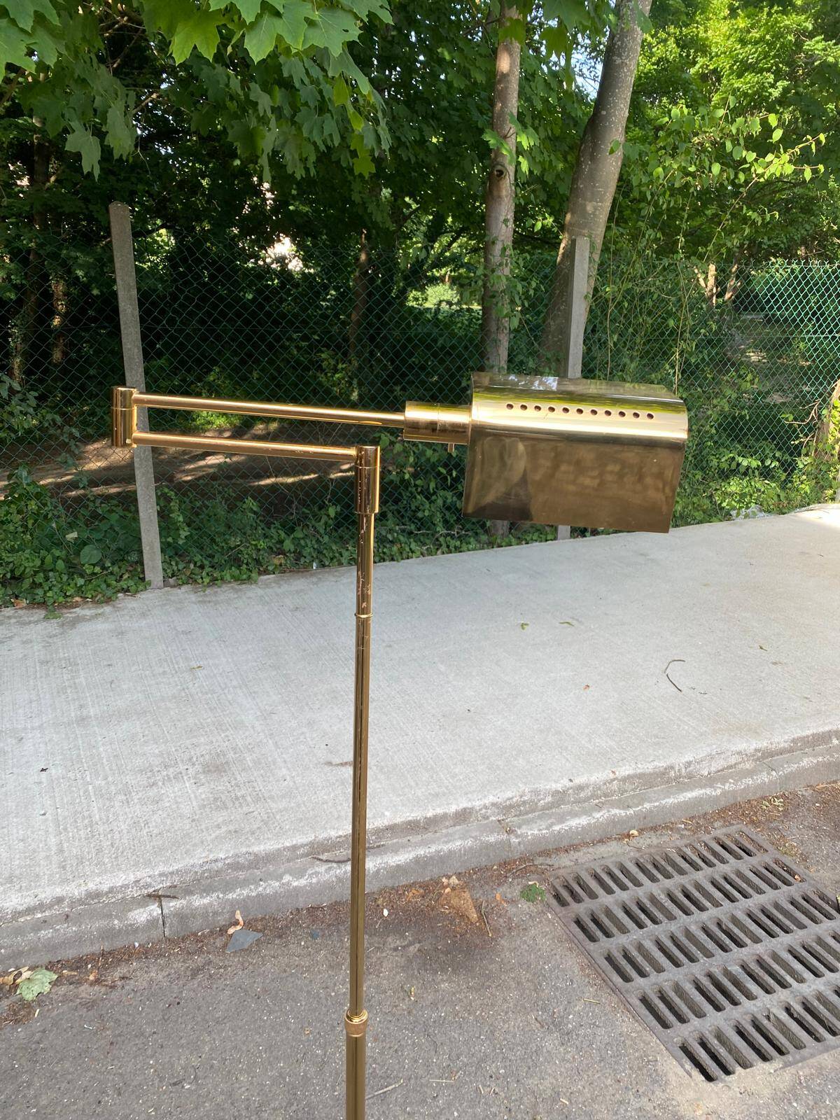 Italian floor lamp in gilded brass with swing arm