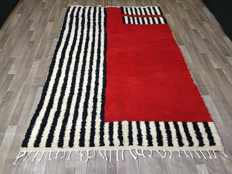 Tapis artisanal rouge et à rayures blanches et noires