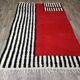 Tapis artisanal rouge et à rayures blanches et noires