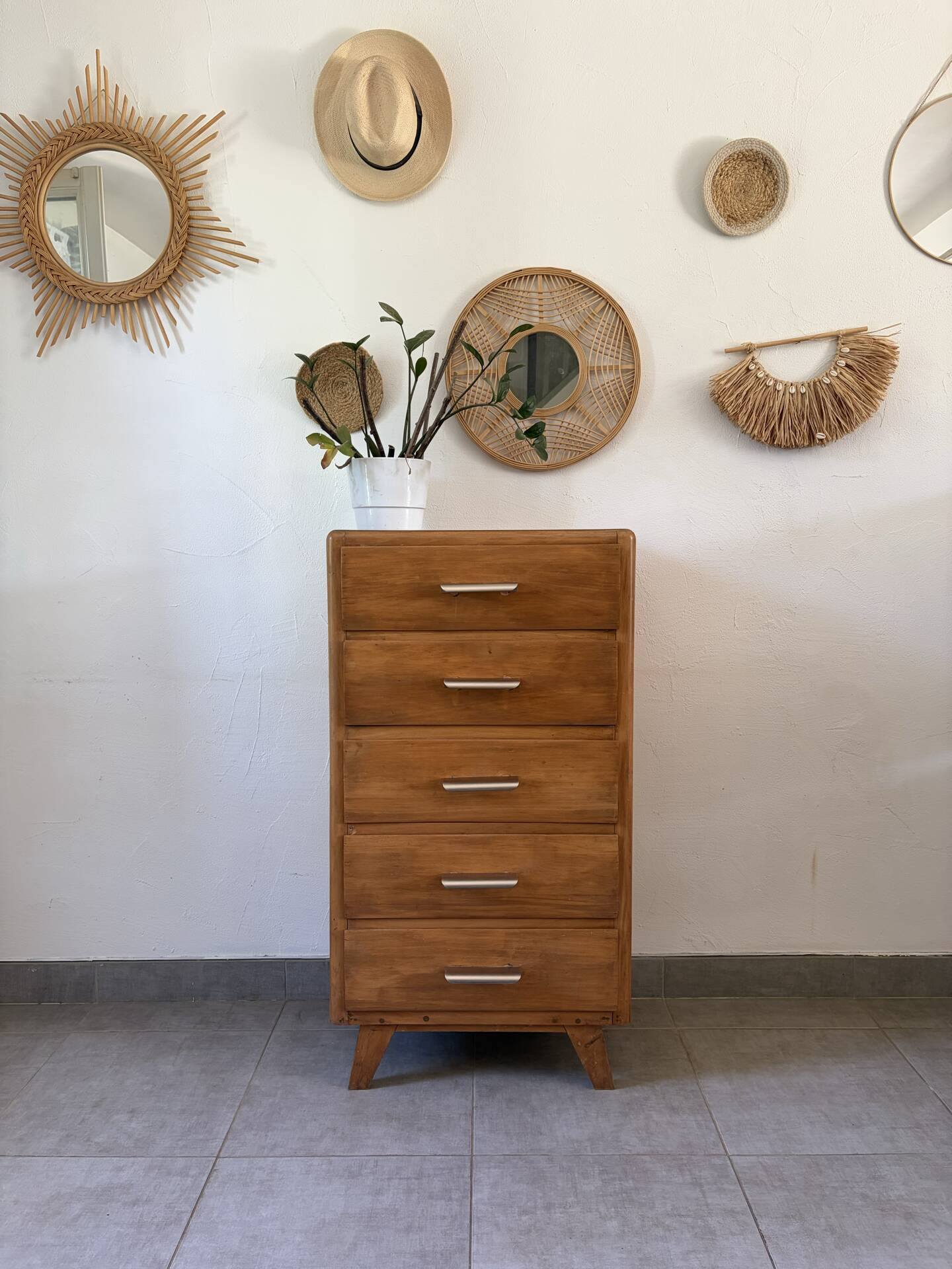 Vintage chest of drawers/commode from the 1960s.
