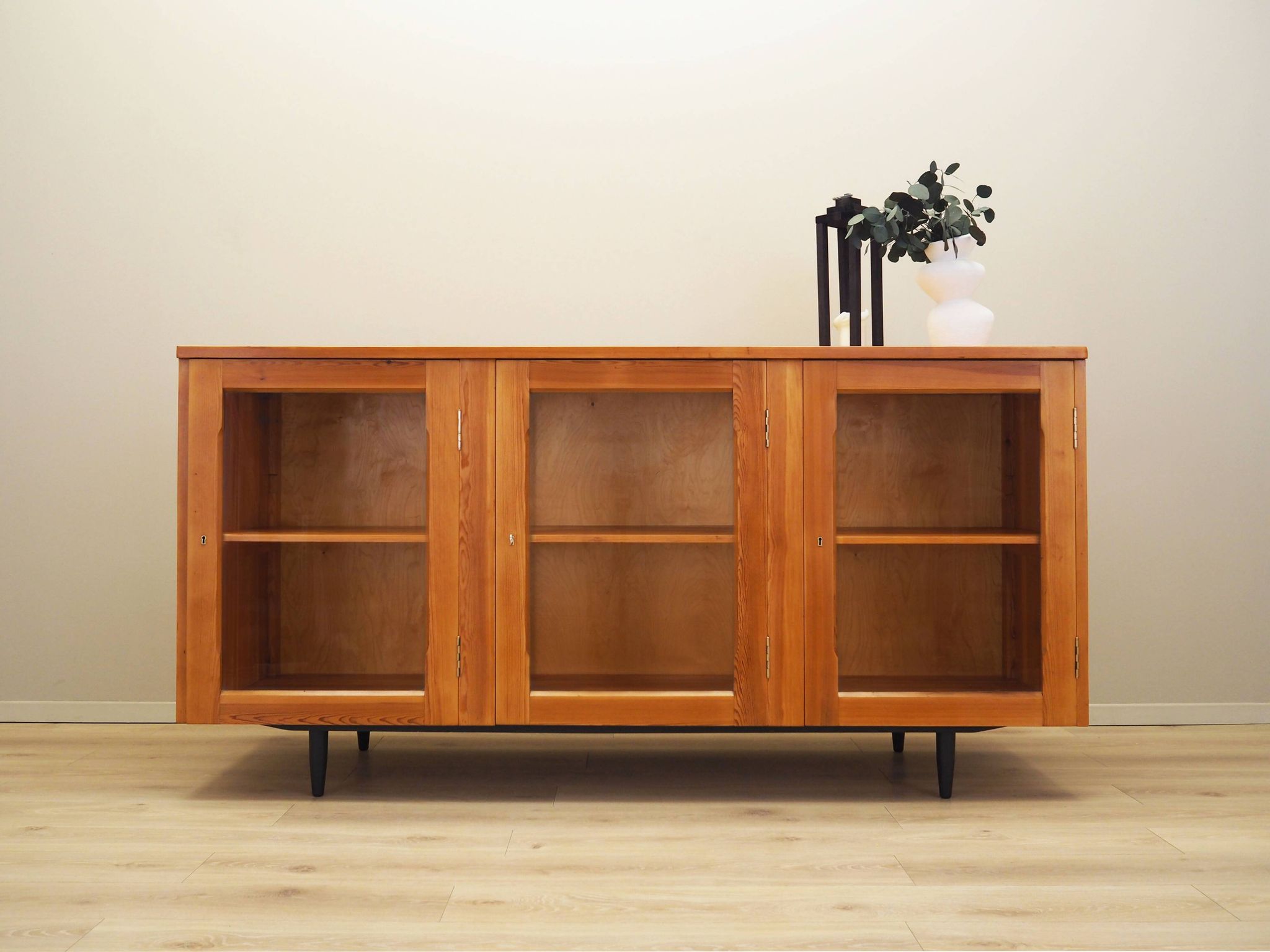Vitrine danoise en pin, années 1980