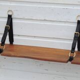 Étagère en orme et cuir, distribuée par la Galerie Maison et Jardin années 60