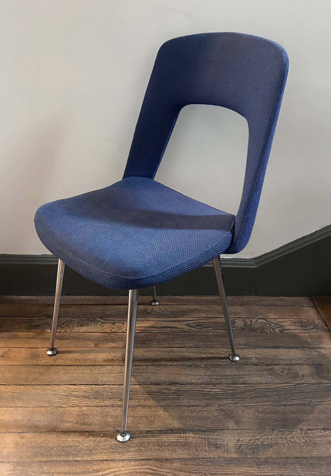 Chaise en lainage bleu 1970