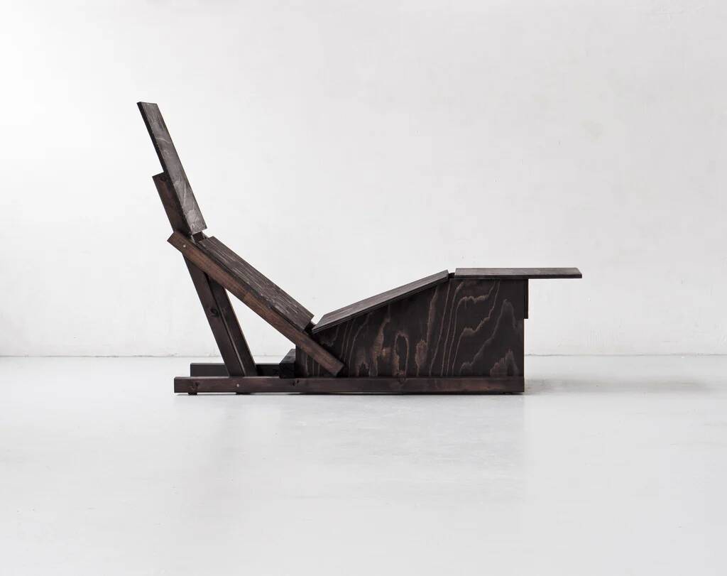 Chaise en contreplaqué '4PM Self Build' par Mass Productions / Aram