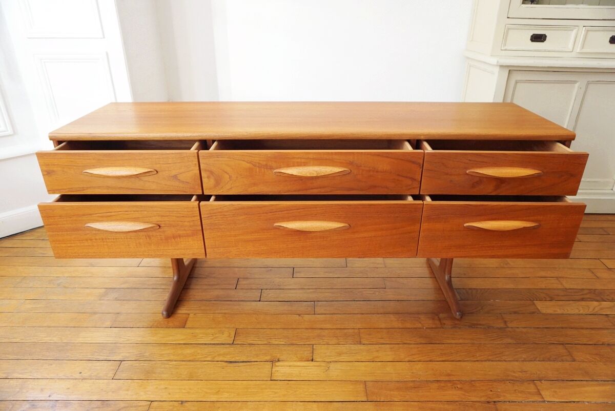 Teak sideboard of the Austinsuite house