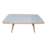 Table à manger avec base en bois, finitions en laiton, plateau en bois et verre bleu, années 1950.