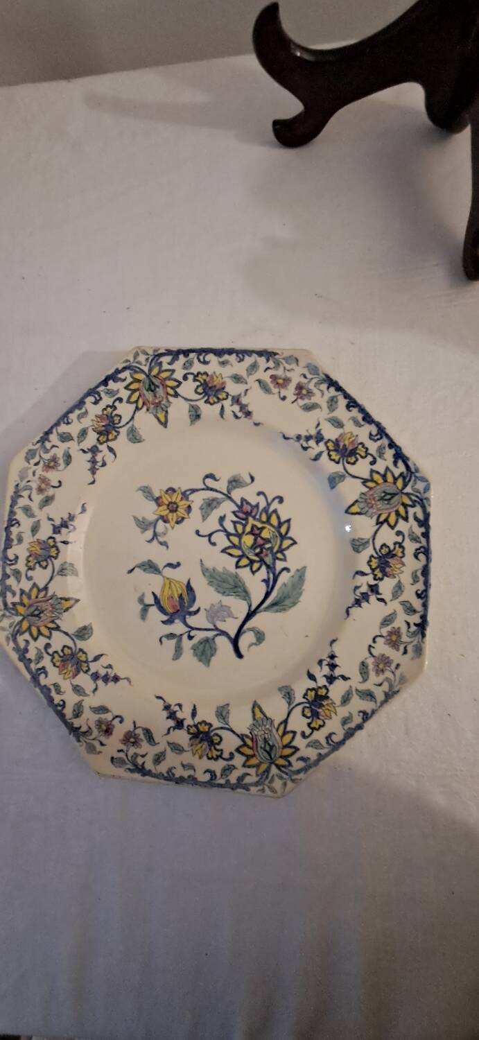 Longchamp octagonal plate, Bagdad model. Late 19th, early 20th century.