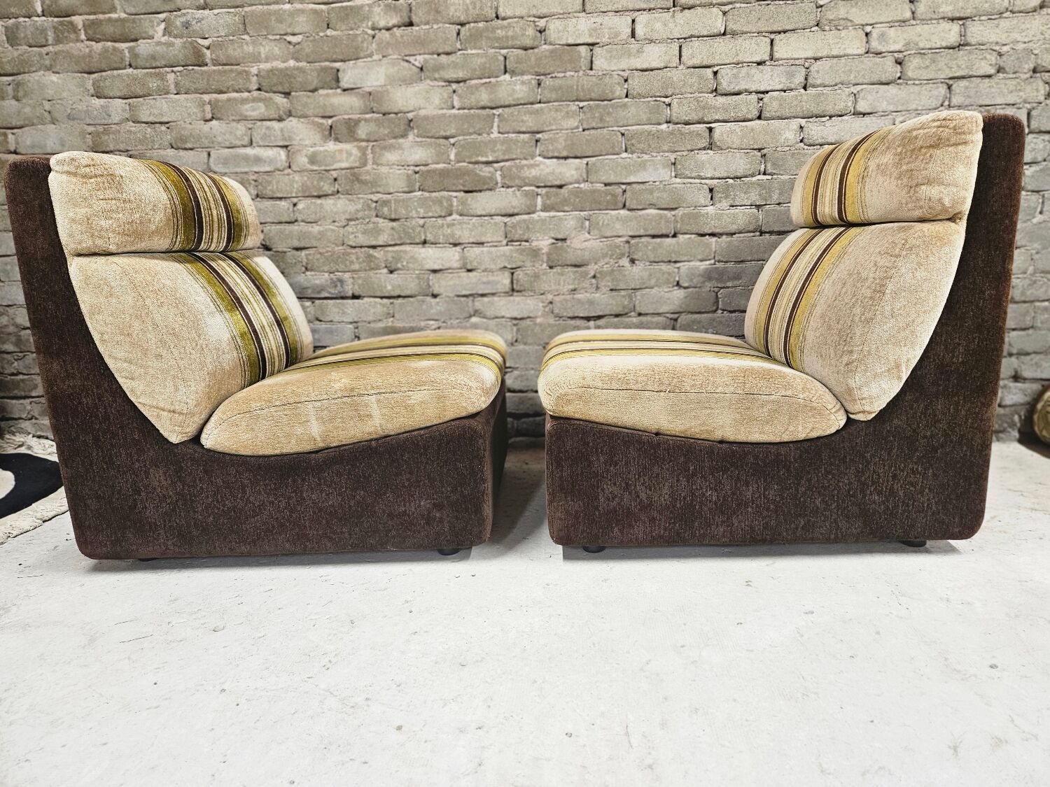 Paire de chauffeuses velours 1970