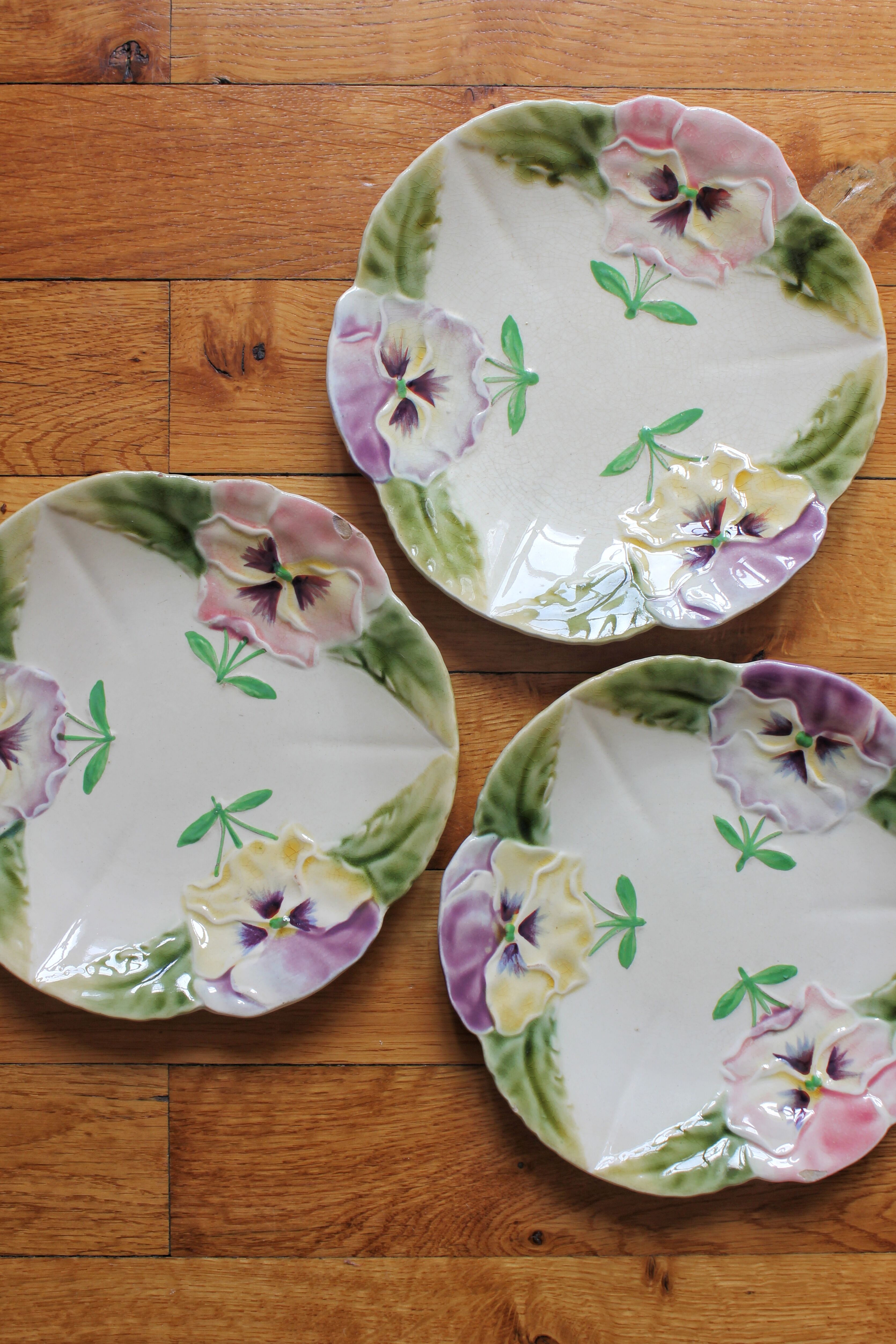 3 plates in slurry "Pensées" Choisy-le-Roi, nineteenth century