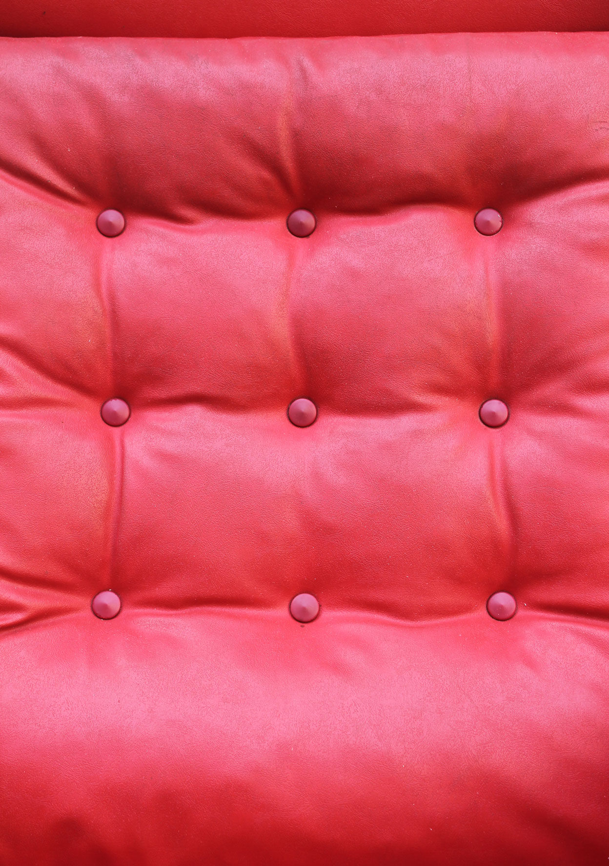 Fauteuil pivotant en cuir rouge des années 1970
