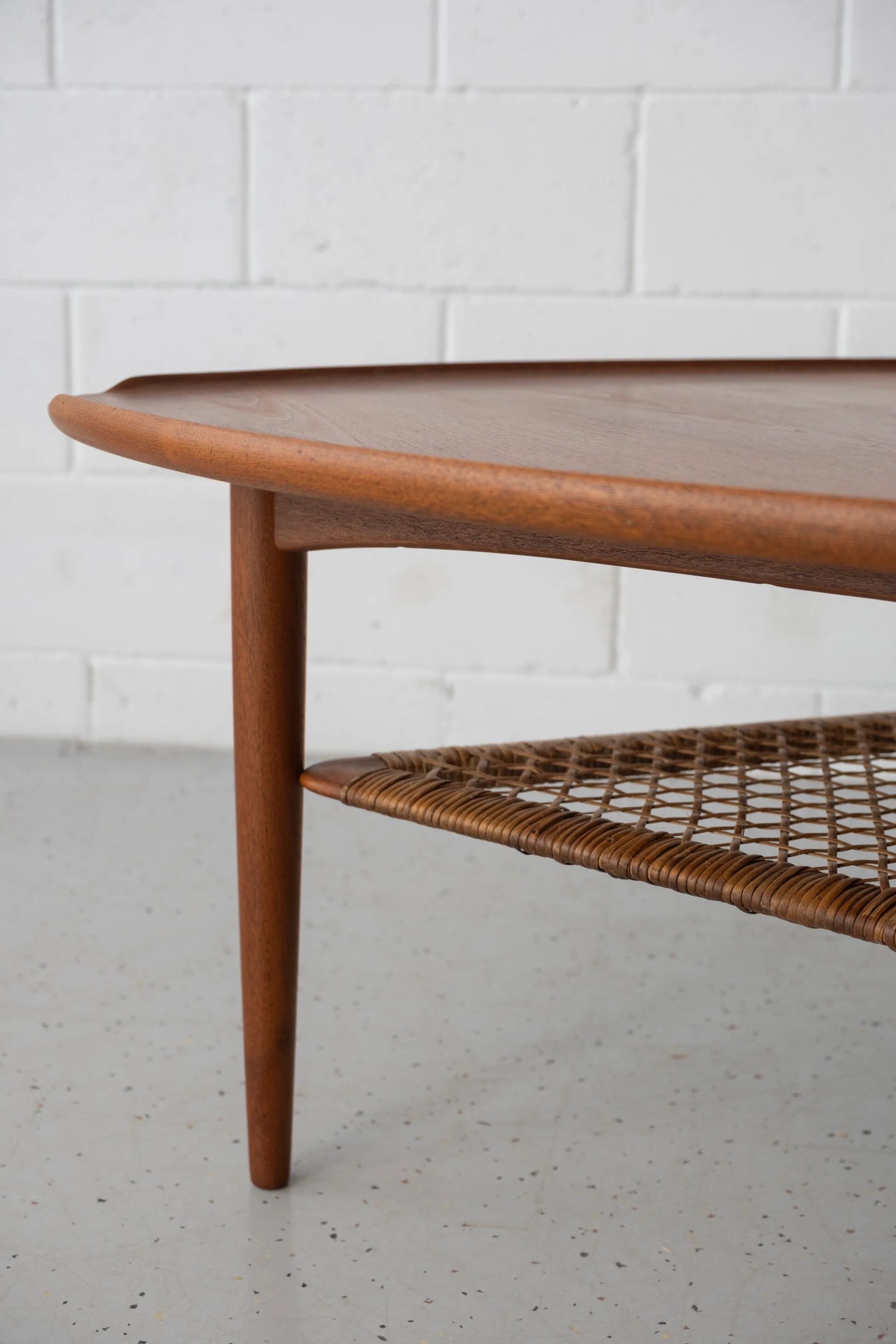 Table basse en teck Poul Jensen en forme de triangle
