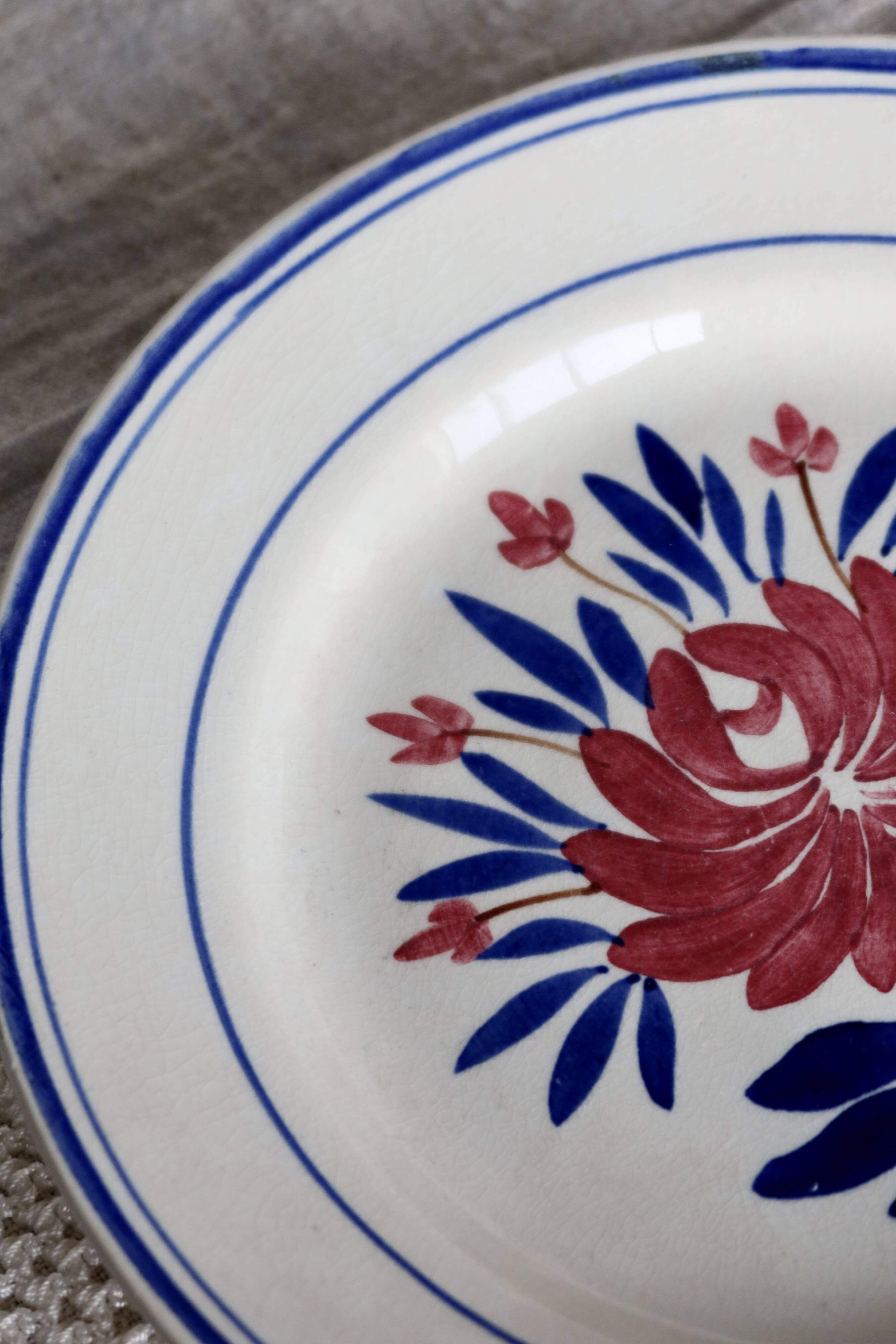 Antique hollow plate from Gien - Red and blue floral decoration