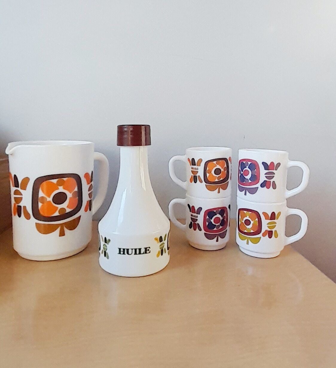 Mobil Arcopal 70s tableware set.