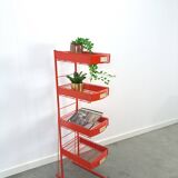 Rood metalen winkelvitrine winkelrek met manden vintage