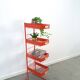 Rood metalen winkelvitrine winkelrek met manden vintage