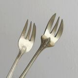 Paire de fourchettes en métal argenté, design orné