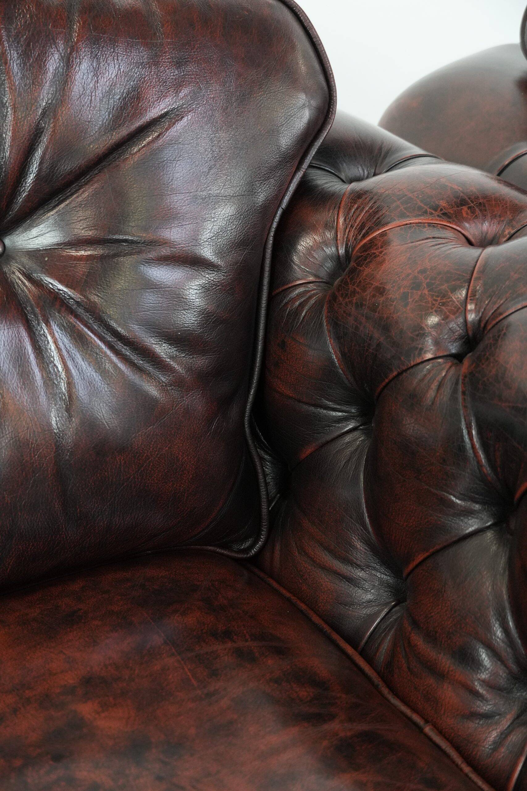 Set of two marbled cowhide leather Chesterfield armchairs in English style