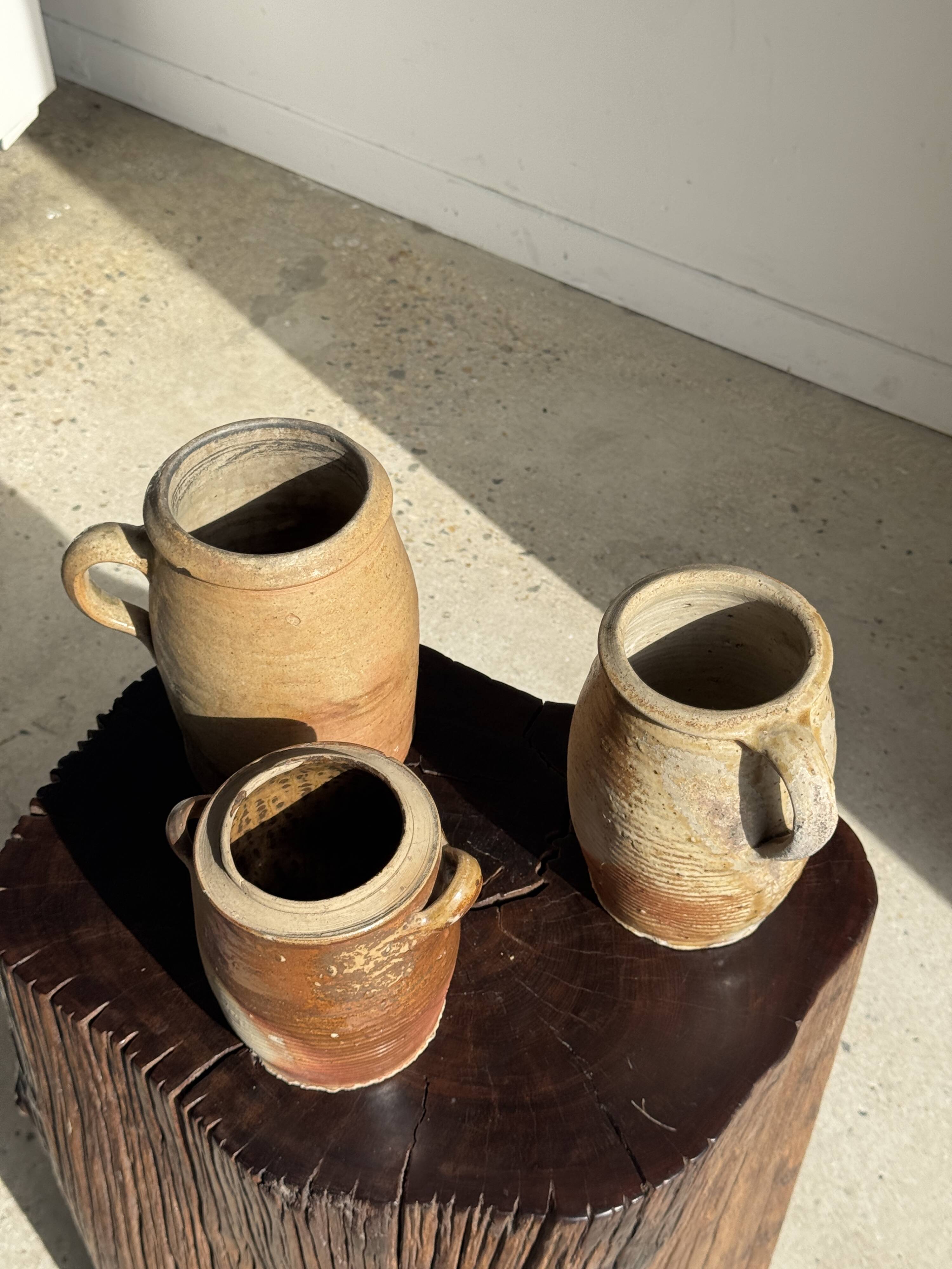 Large matte stoneware oval pot with beige handle H21 D12