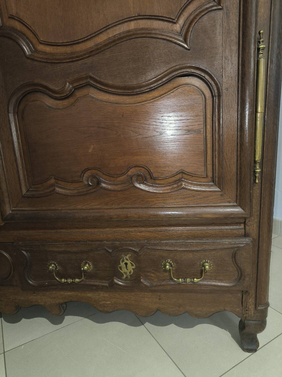 Lorraine wardrobe in solid oak from the 18th century.