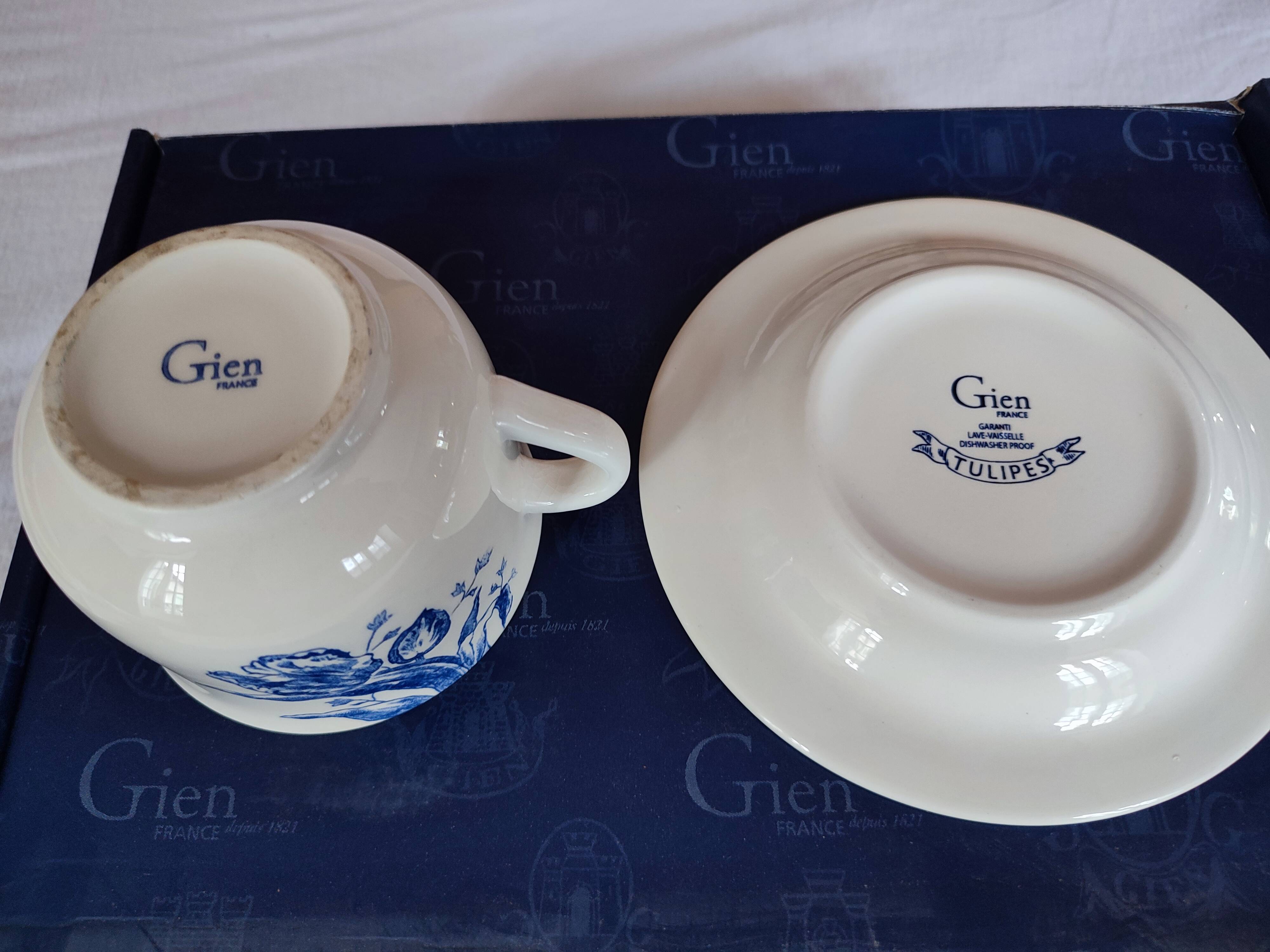 Manufacture Gien box of 2 cups and 2 saucers