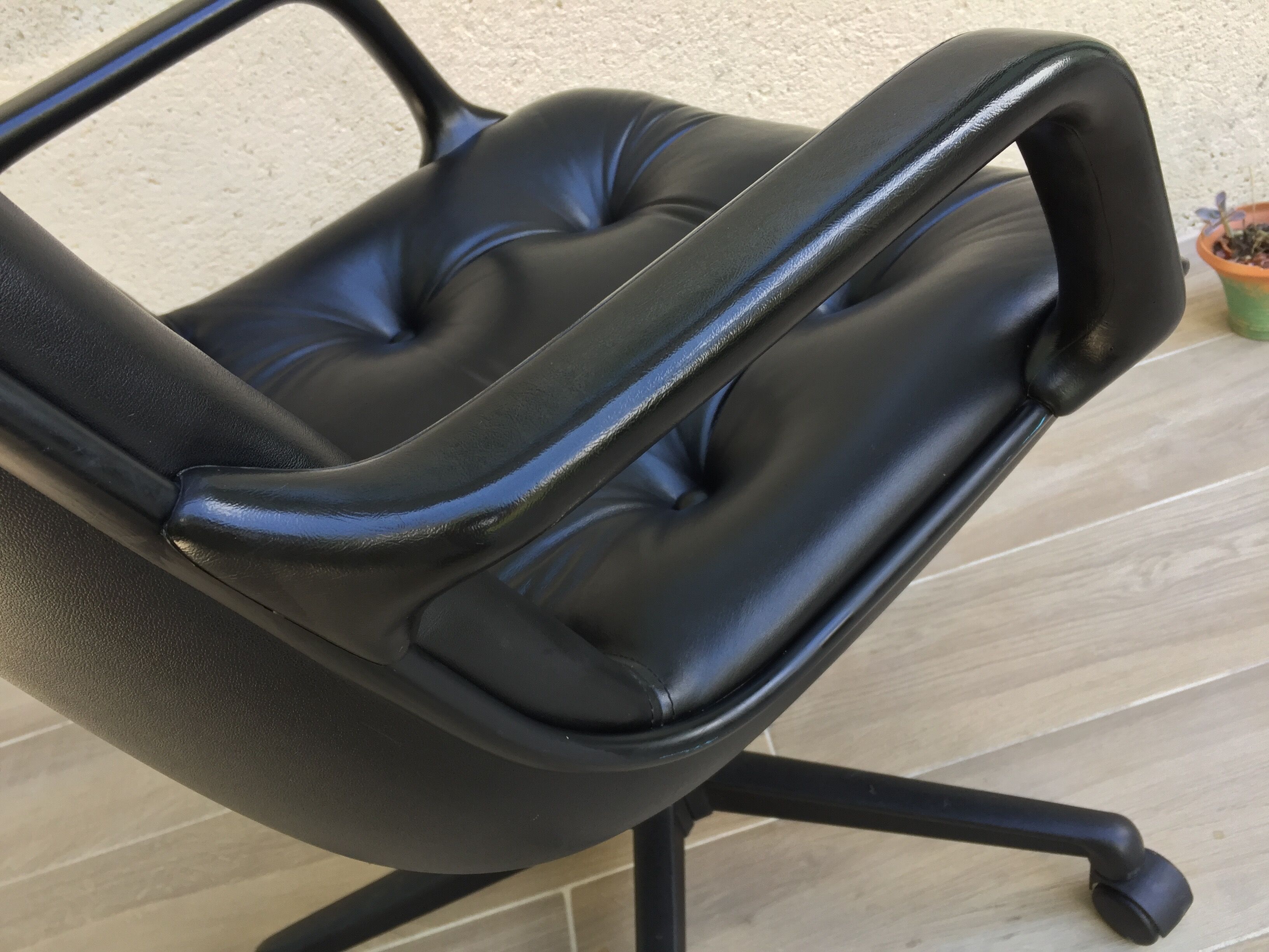 Comforto leather armchair by Mobilier international