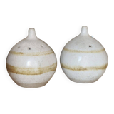 Salt and pepper shaker set in stoneware.