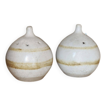 Salt and pepper shaker set in stoneware.