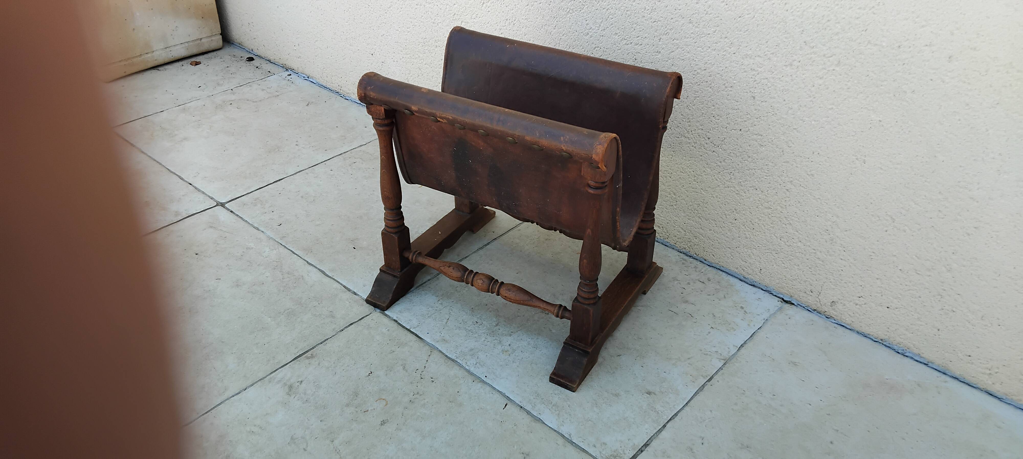 Vintage magazine rack in oak and antique leather