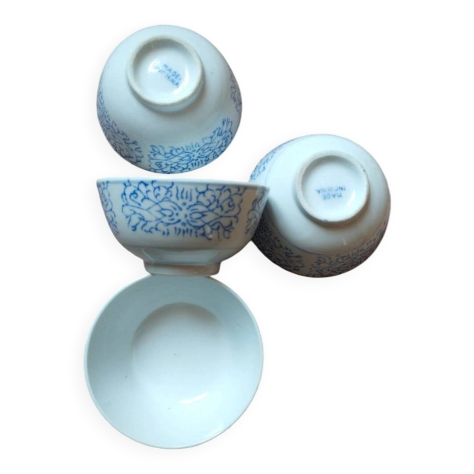 4 bowls in white and blue Chinese porcelain
