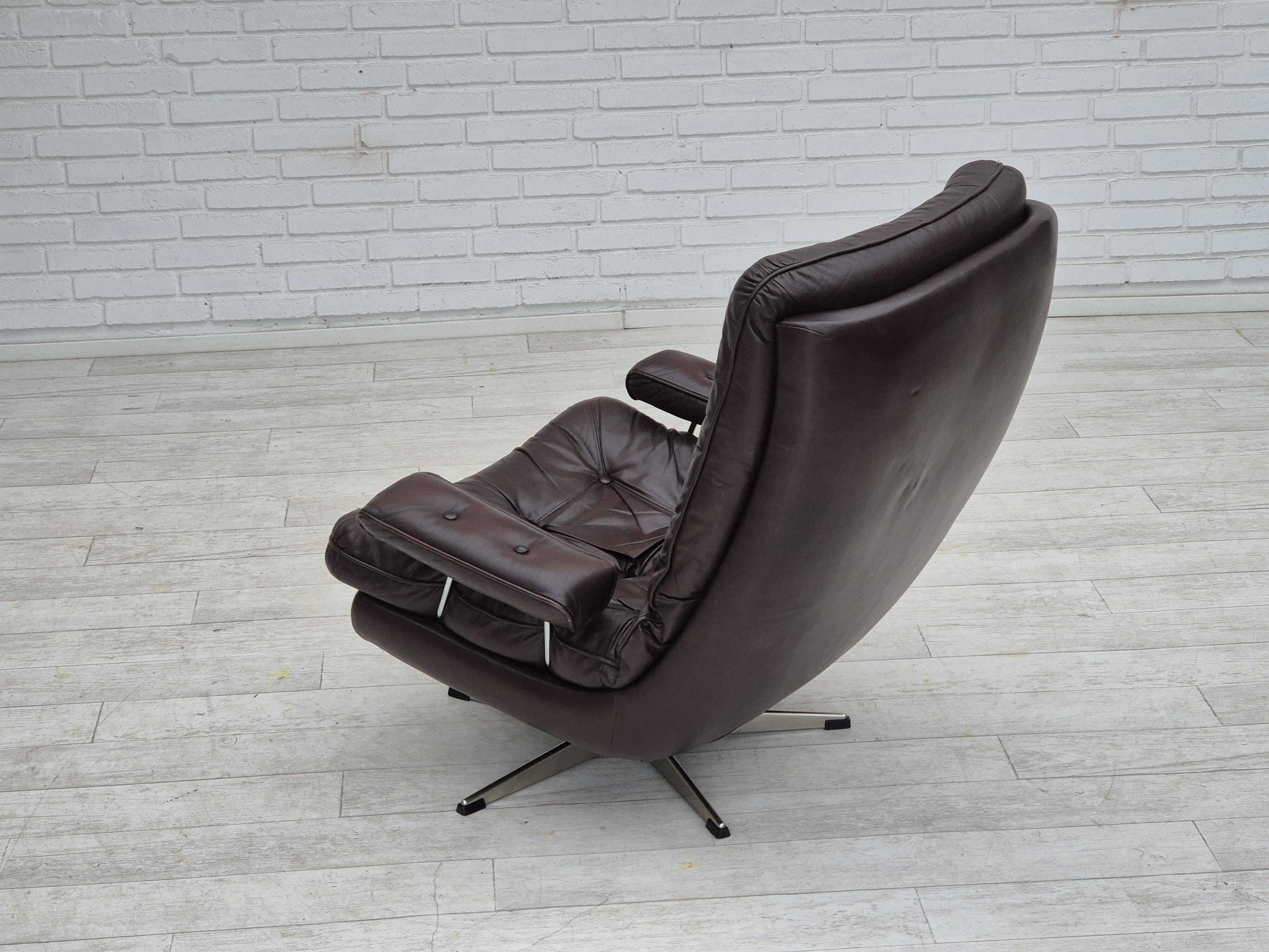 Chaise pivotante danoise des années 1970, état d'origine, cuir d'ameublement marron.
