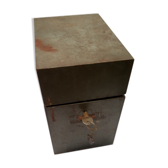 Flambo metal box with its key.