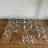 29 anciens verres à pied en verre soufflé ciselé 60/70