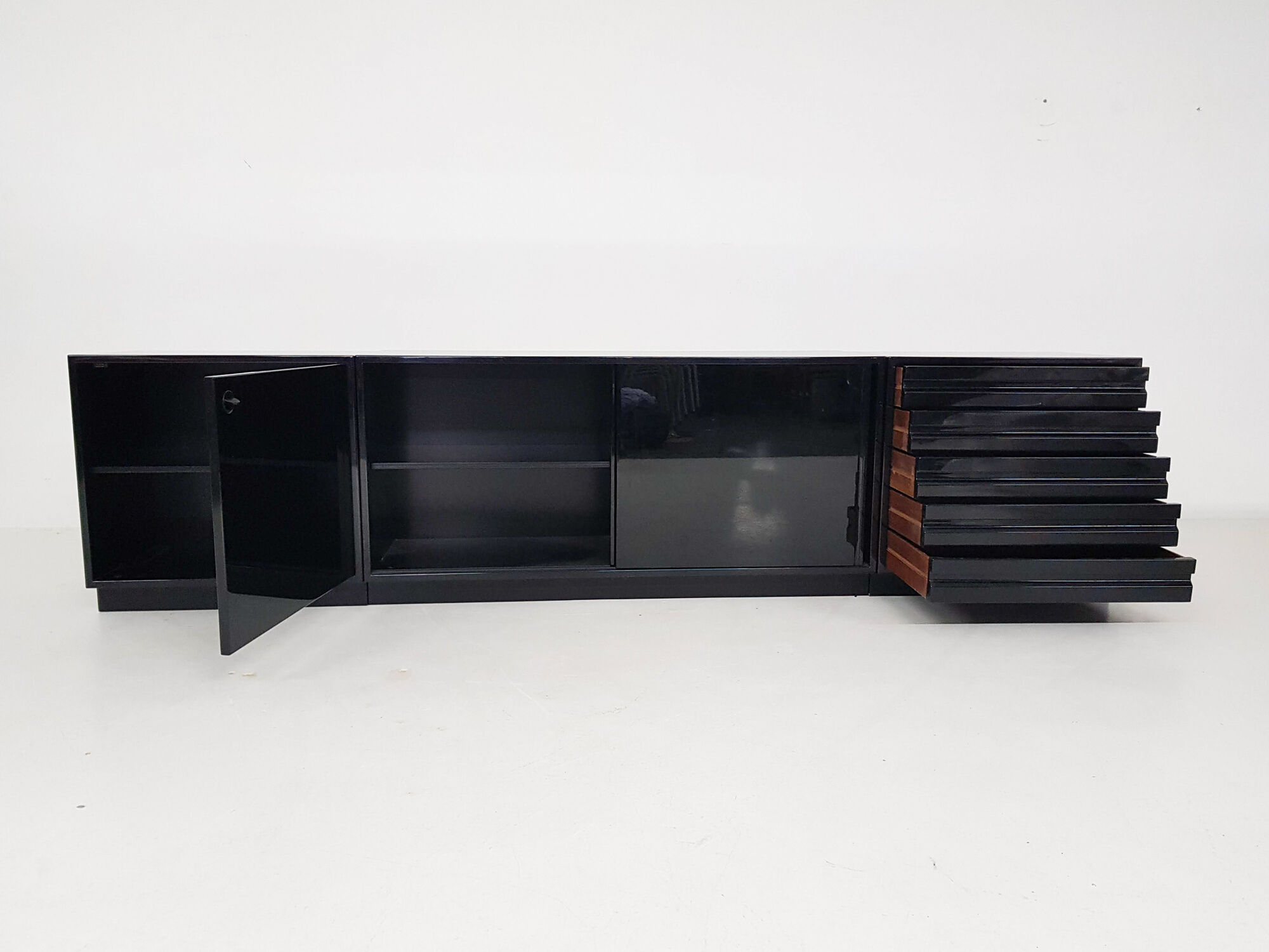 Osvaldo Borsani for Tecno "Model SE" Black Piano Gloss Sideboard, Italy 1951