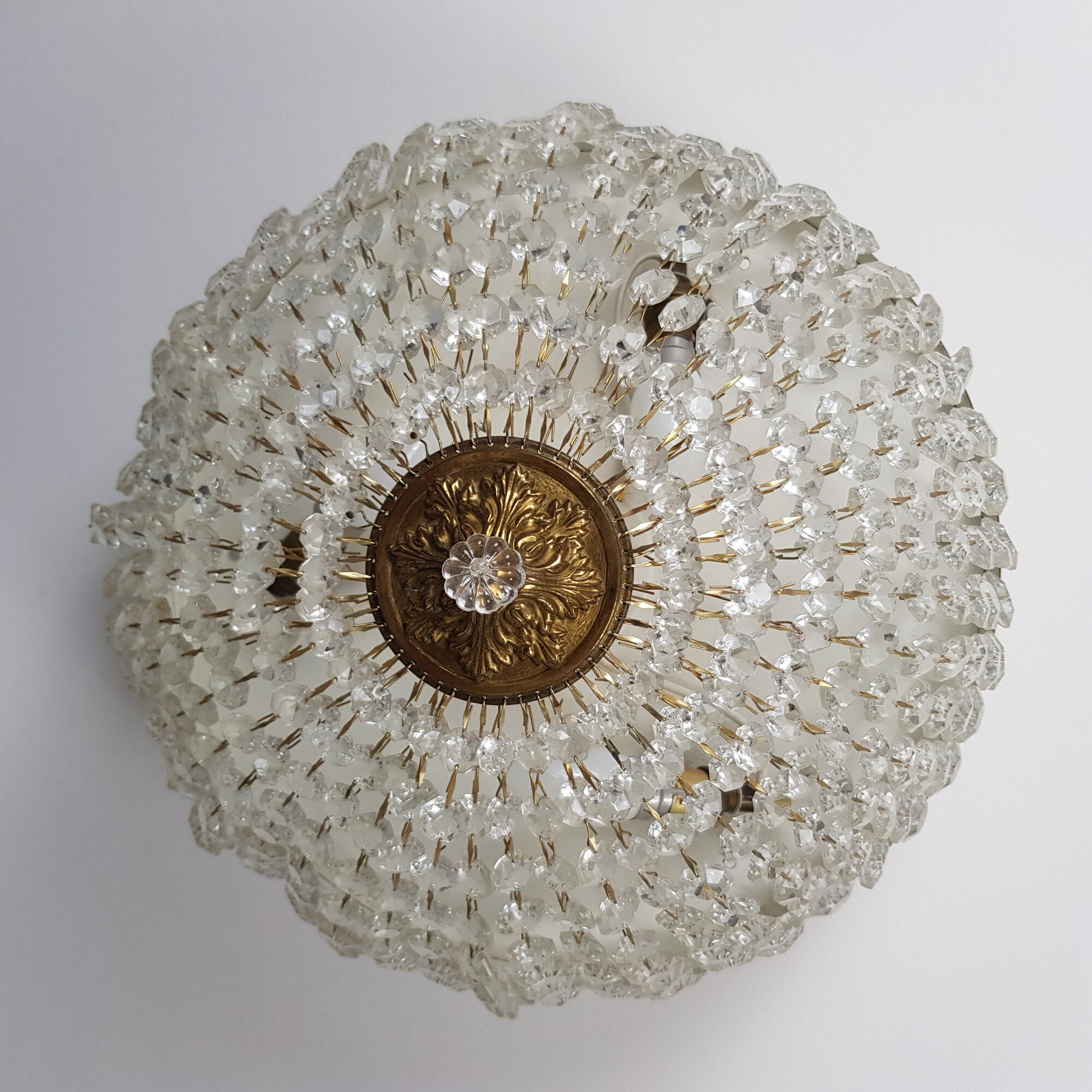 Ceiling light basket with 3 lights in gilded brass