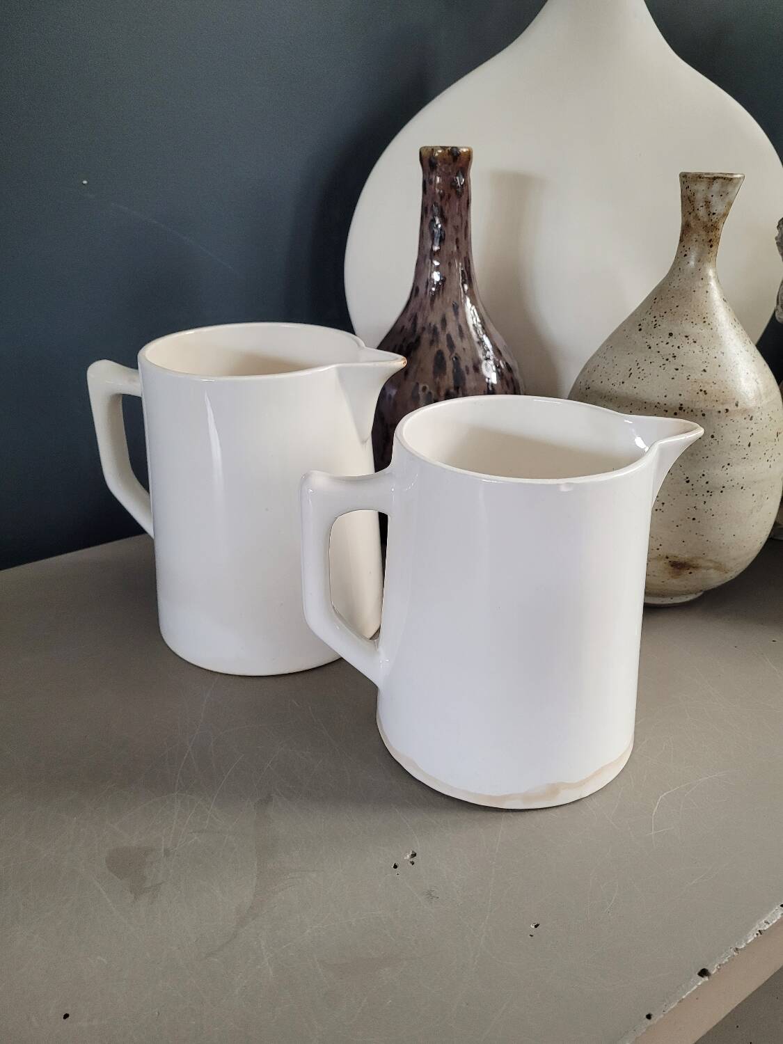 Paire de pichets en porcelaine de Digoin