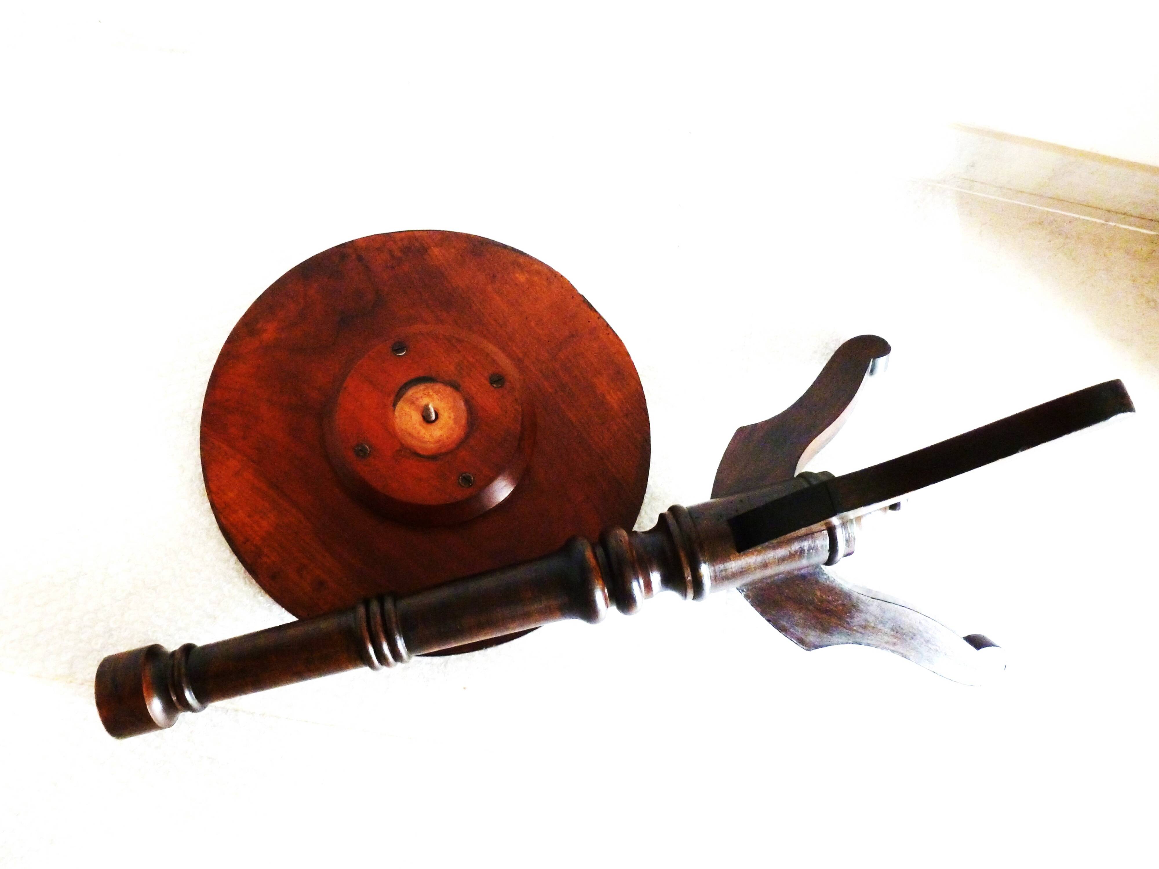 Salon table, plant stand table, plant support table.